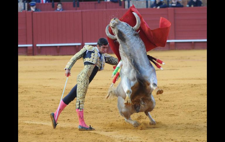 Joselito Adame se alzó como el primer tirunfador de la Feria de Abril 2015 de Sevilla. ESPECIAL / Matito