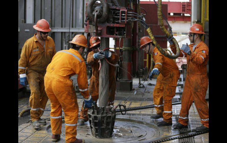Advierten que en Tabasco no se permitirán despidos de trabajadores petroleros sindicalizados. AP / ARCHIVO