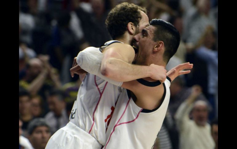 Sergio Rodríguez y Gustavo Ayón se abrazan tras vencer al equipo turco. EFE / F. Villar