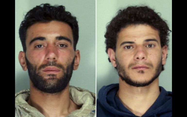 Mohamed Ali Malek (i) y Mahmud Bikhit, enfrentan los delitos de homicidio culposo múltiple, naufragio e instigación a la inmigración. EFE / Italian Police Hand Out