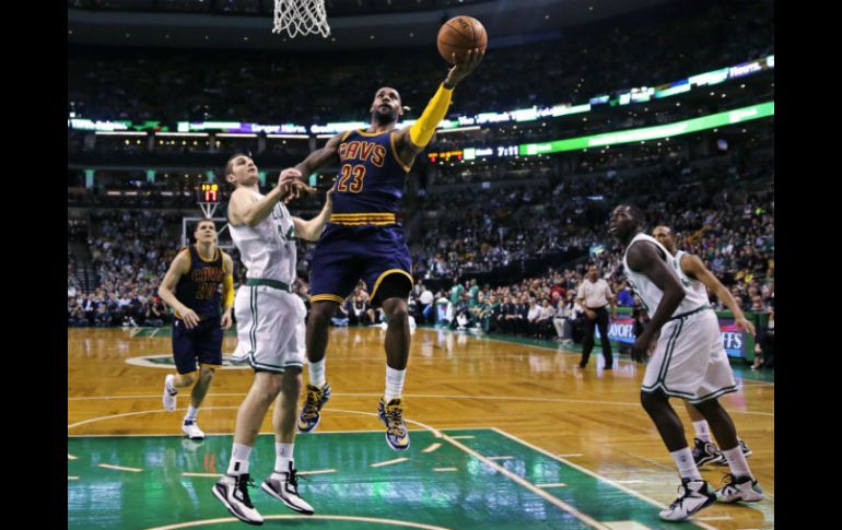 LeBron James volvió a ser el referente en el ataque de los Cavaliers de Cleveland al conseguir 31 puntos. AP / C. Kupra