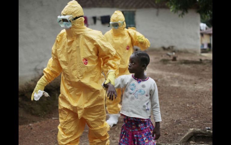 Hasta el momento, la OMS ha informado de más de 26 mil casos del virus y 10 mil muertes en los tres países africanos. AP / ARCHIVO