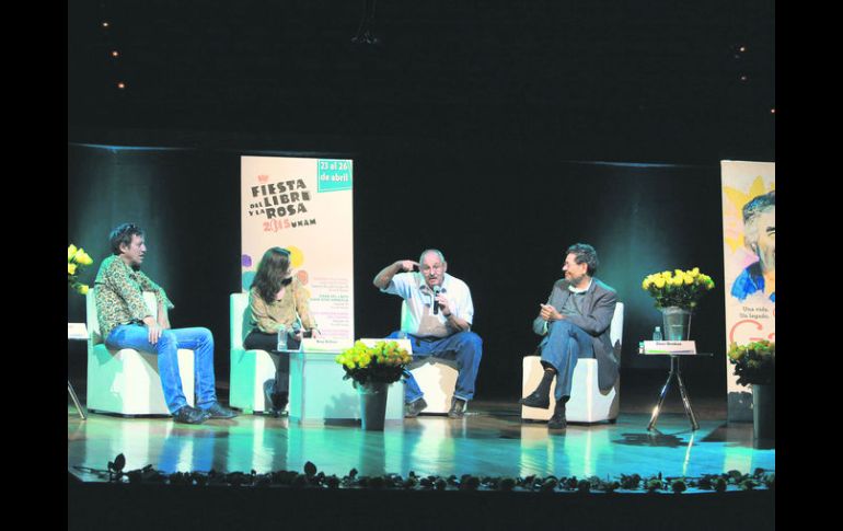 Xavier Velasco, Rosa Beltrán, Benito Taibo y Élmer Mendoza se han reunido para celebrar la grandeza de Gabriel García Márquez. EFE / S.Gutiérrez