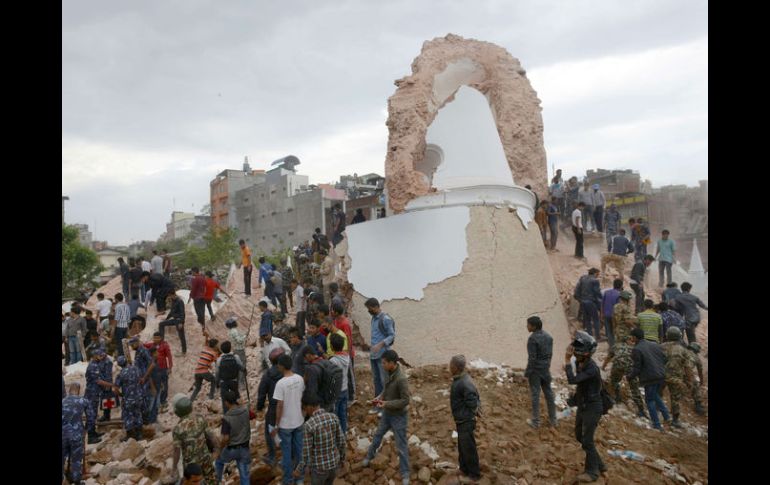 Voluntarios ayudan en los trabajos de búsqueda y rescate de víctimas en los edicios destruidos. AFP / P. Mathema