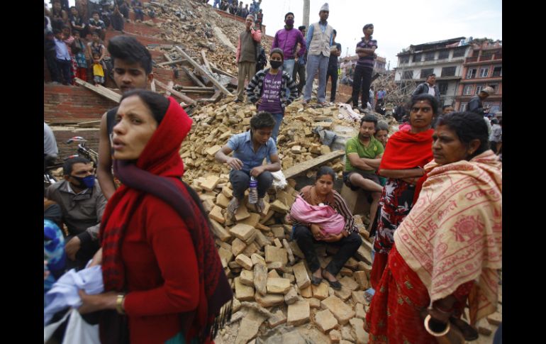 Algunas calles y vías alrededor de la capital están completamente destrozadas. AP / N. Shrestha
