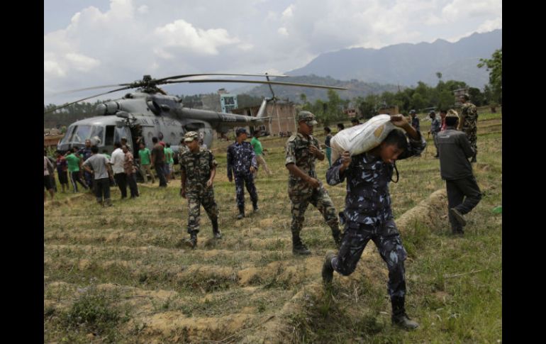 Soldados nepalíes descargan los costales de ayuda que diferentes países mandan. AP / A. Qadri