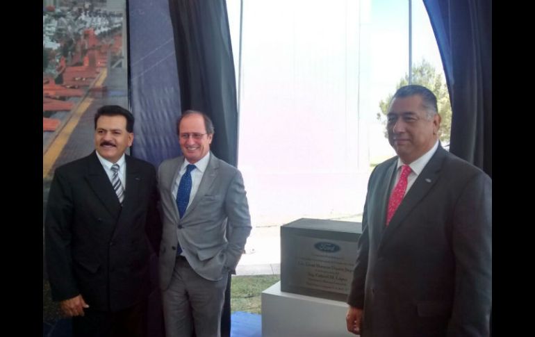 Directivos de Ford México colocando la primera piedra de lo que será la nueva planta. EL INFORMADOR / J. Pérez