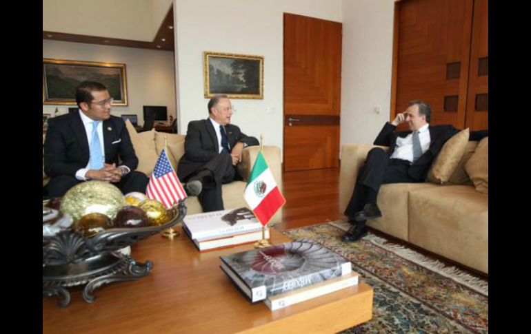José Antonio Meade (d) reiteró la invitación al Gobernador Abbott para visitar México en este año. TWITTER / @JoseAMeadeK