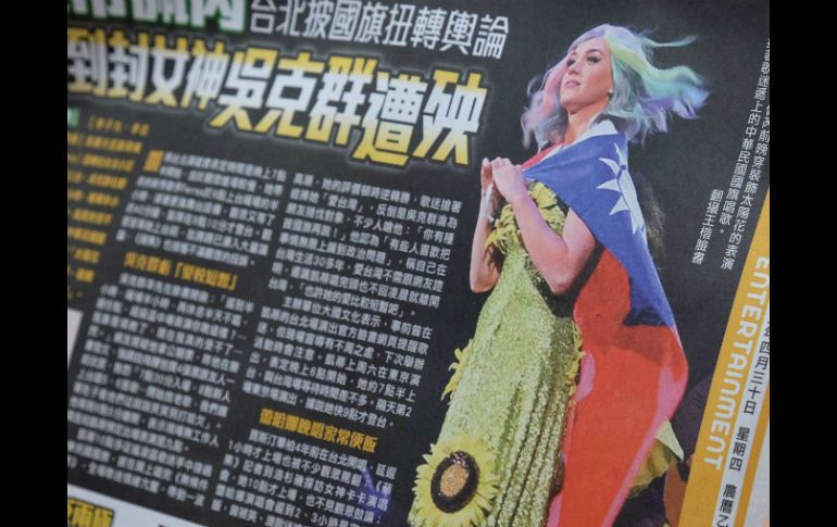 La estrella pop recibió la bandera de un miembro del público y se la puso en señal de amabilidad. AFP / S. Yeh