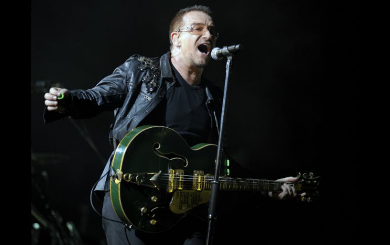 Al líder de la banda de U2 le preocupa la movilidad de su mano. AFP / ARCHIVO