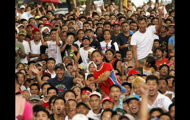 Miles de personas se reunieron para ver la pelea entre Floyd Mayweather Jr. y Manny Pacquiao. EFE / F. Malasig