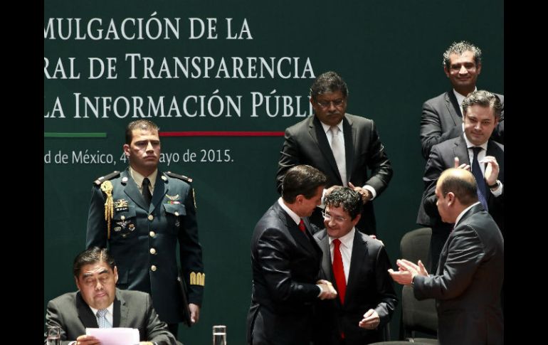El Presidente Enrique Peña Nieto es felicitado por el secretario de la Función Pública, Virgilio Andrade, tras la promulgación. SUN / J. Boites