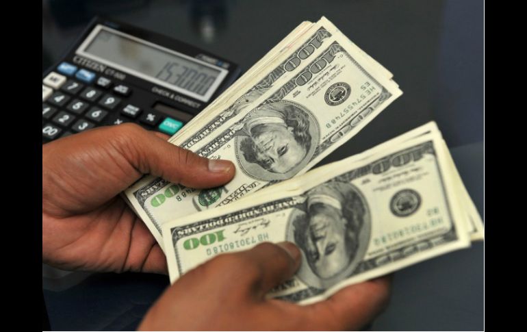 Para este miércoles se estima que el tipo de cambio se ubique entre 15.18 y 15.35 pesos por dólar. AFP / ARCHIVO