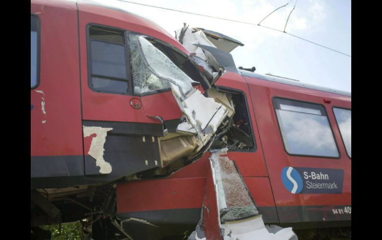 De acuerdo con las primeras investigaciones, el conductor de uno de los trenes no vio o no respetó la señal para detenerse. EFE / E. Scheriau