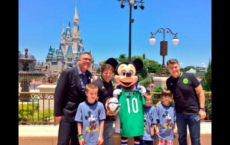 El personaje insignia del parque de diversiones, Mickey Mouse, fue honrado y recibió un regalo por parte de Miguel Herrera. TWITTER / @FEMEXFUTOFICIAL