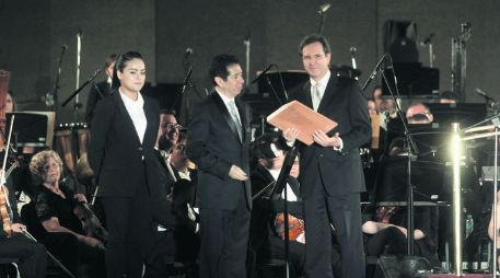 Destaca música como tejido social. Esteban Moctezuma Barragán recibe la presea por promoción cultural. EL INFORMADOR / A. Hinojosa