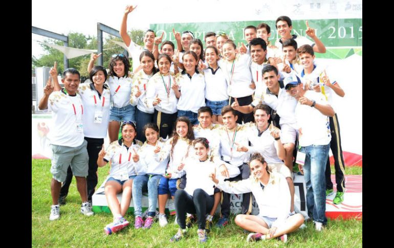 El equipo de triatlón de Jalisco celebra tras concluir como monarca de la Olimpiada Nacional. FACEBOOK / code.jalisco