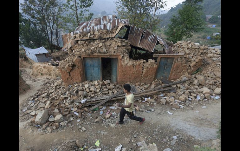 El Ejecutivo del país calcula que 290 mil 800 construcciones quedaron destruidas. EFE / H. Shrestha