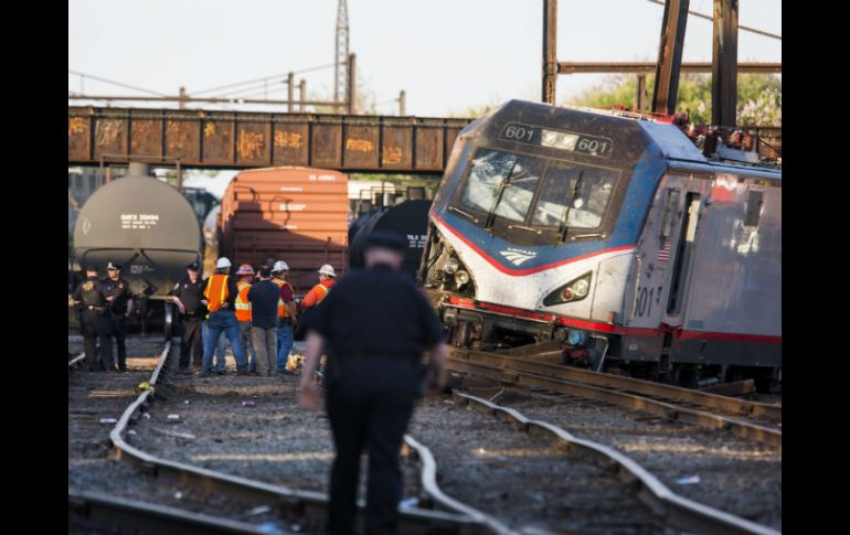El tren se descarriló mientras tomaba una curva en el barrio Frankford, norte de Filadelfia; 10 vagones se salieron de las vías. EFE / J. LoScalzo