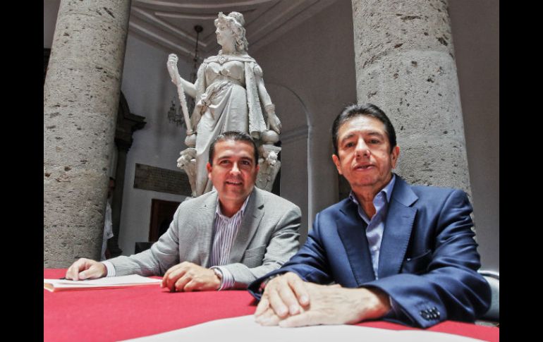 Arturo Gómez, gerente de la OFJ, y Alejandro Elizalde, presidente del Patronato de la orquesta, dieron los detalles del espectáculo. EL INFORMADOR / E. Barrera