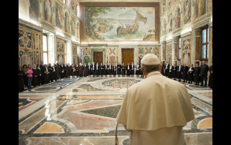 El Papa recibe, en la Sala Clementina del Palacio Apostólico del Vaticano, a una comitiva de religiosas procedentes de Medio Oriente. AP /