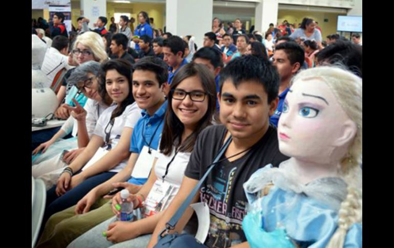 El equipo ganó en el evento realizado en la UNAM al presentar una coreografía de 'Frozen' entre personas y robots . ESPECIAL / uanl.mx