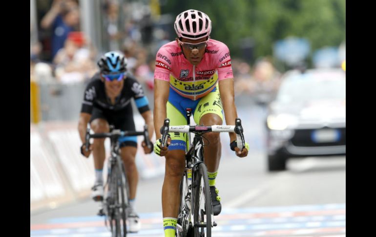 Alberto Contador, líder de la competencia, pedalea conla 'maglia rosa' durante el recorrido de la novena etapa del Giro de Italia. AFP / L. Benies