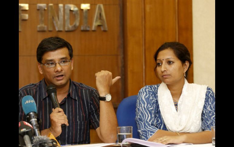 Samit Aich, director ejecutivo de Greenpaece, y Priya Pillai ofrecen una rueda de prensa sobre el futuro de la organización en India. EFE / R. Gupta