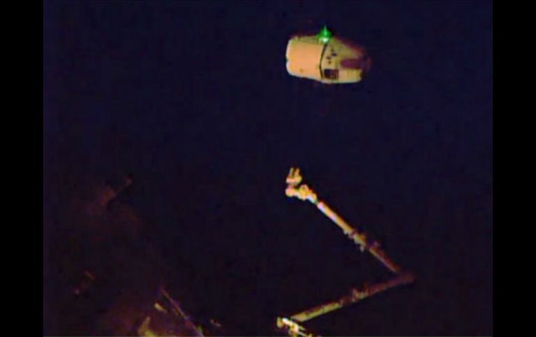 Imagen proporcionada por la NASA en donde se observa la capsula Dragon es liberada de la Estación Espacial Internacional. AP /