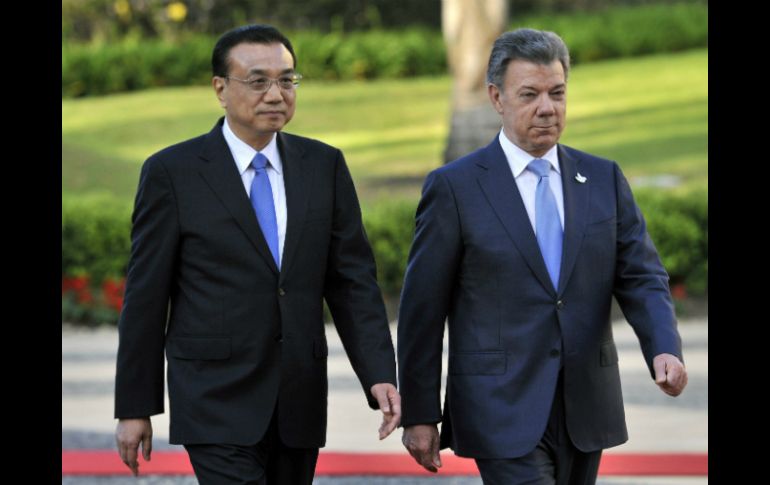 El primer ministro de China, Li Keqiang y el presidente de Colombia, Juan Manuel Santos, durante una ceremonia de bienvenida. AFP / G. Legaria