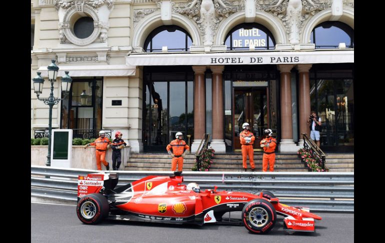 Sebastian Vettel (Ferrari) durante la tercera sesión de entrenamientos en el circuito de Mónaco. AFP / B. Horvat