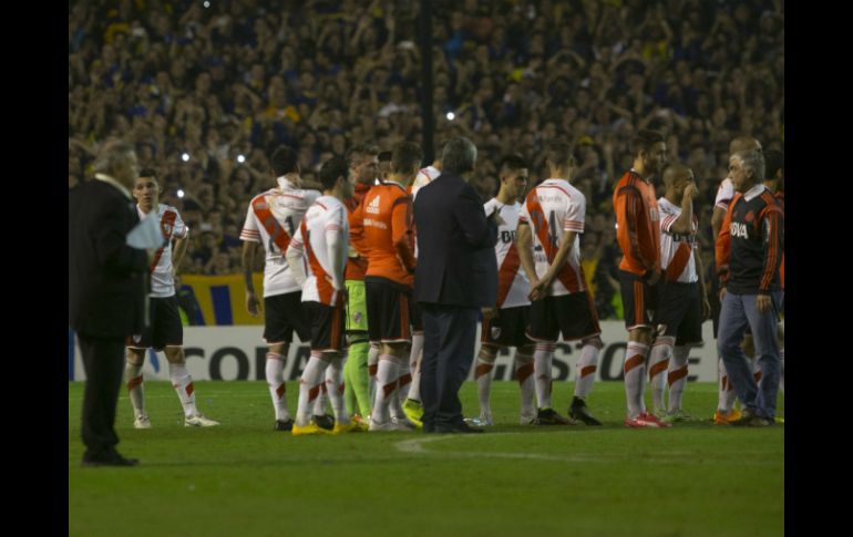 Hinchas de Boca lanzaron un gas irritante a jugadores de River; el juego se suspendió. EFE / ARCHIVO