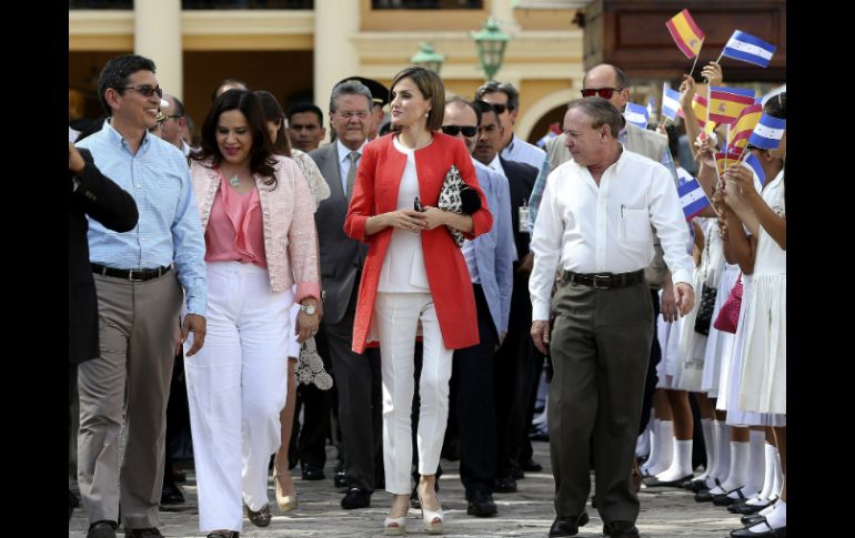 La reina Letizia inició el lunes su gira centroamericana al visitar el Consultorio Jurídico de Honduras. EFE / C. Moya