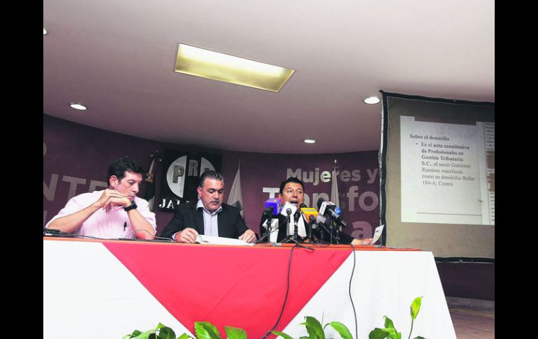 Denuncia. Miguel Castro, Hugo Contreras y Alberto Mora, en la rueda de prensa de ayer donde señalaron el desvío de recursos. EL INFORMADOR / M. Vargas