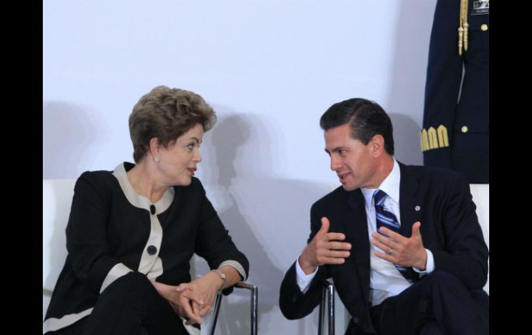 Enrique Peña Nieto y la presidenta brasileña, Dilma Rousseff, hablan durante un encuentro empresarial. EFE / M. Guzmán
