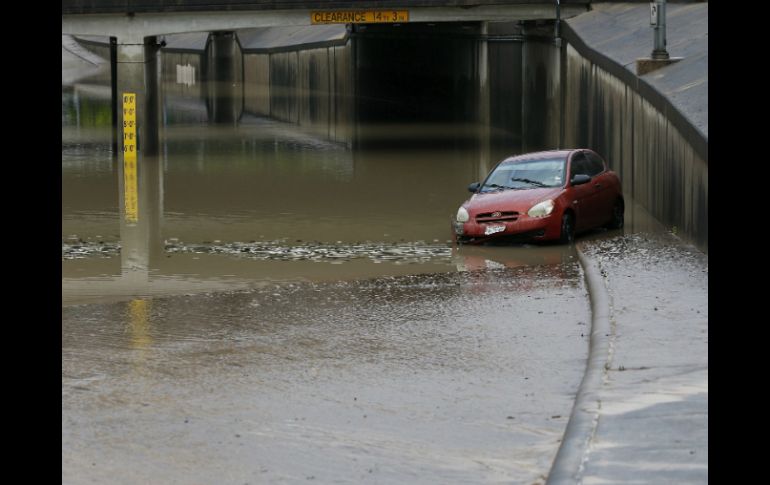 Las inundaciones no sólo arrastraron autos, sino que arrancaron casas de sus cimientos. EFE / A. Sprecher