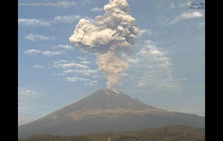 Exhalación del volcán Popocatépetl a las 07:28 horas, vista desde San Nicolás de los Ranchos, Puebla. TWITTER / @webcamsdemexico