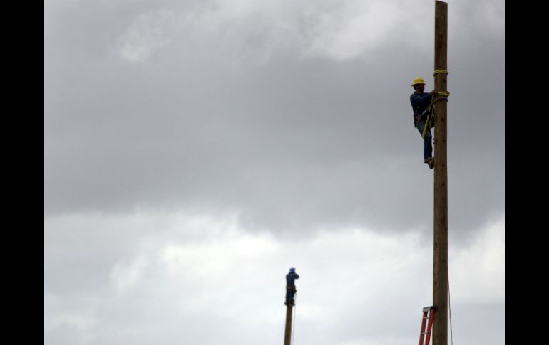 Personal de la Comisión Federal de Electricidad (CFE) se encuentra en la zona reemplazando postes y dos transformadores. NTX / ARCHIVO