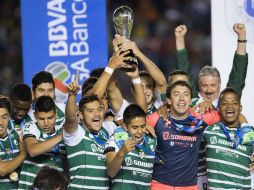 Jugadores del Santos Laguna alzan el trofeo de campeones del Clausura 2015, tras vencer en la Final a los Gallos Blancos. MEXSPORT / O. Aguilar