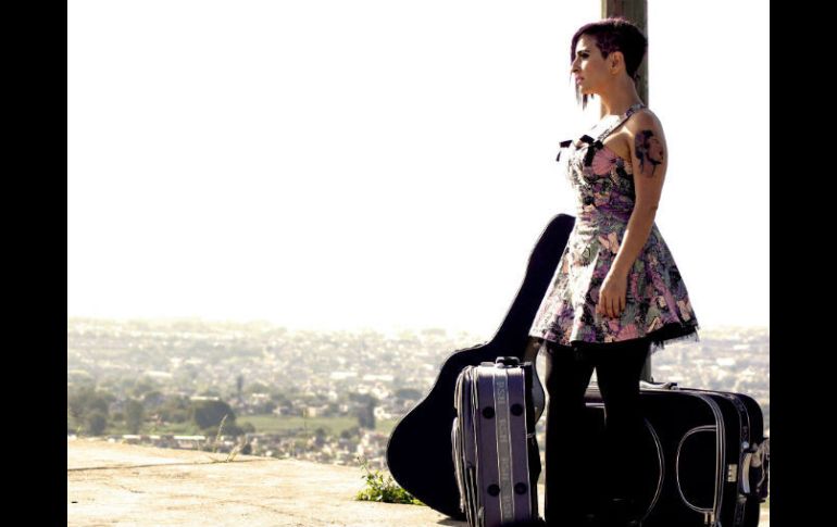 Regina Zerené se define como una 'artista viajera' y ha elegido a Guadalajara para cristalizar su sueño musical. ESPECIAL / Ramos y banda