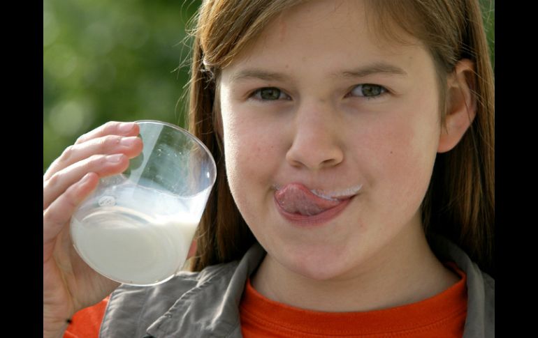 En comparación con otros alimentos, la leche tiene una baja cantidad de calorías y además aporta nutrientes. AP / ARCHIVO