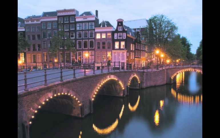 La vida nocturna en Ámsterdam, siempre vibrante, como lo presume el Hotel Toren, uno de los más populares de la ciudad. EFE / ARCHIVO