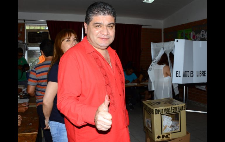 Miguel Riquelme acudió a votar en compañía de su esposa Marcela Gorgón y el priista Humberto Roque Villanueva. ESPECIAL / Siglo Torreón