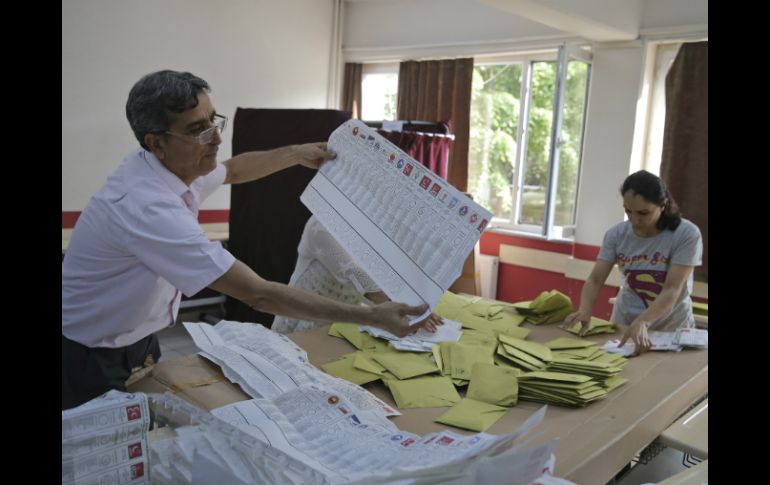Oficiales continúan con el conteo de votos de las elecciones legislativas. AP / B. Ozbilici