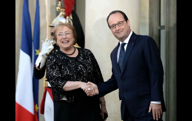 El presidente francés, François Hollande (der.), da la bienvenida a Michelle Bachelet, su homólga chilena, en el Elíseo. AFP / S. Sakutin