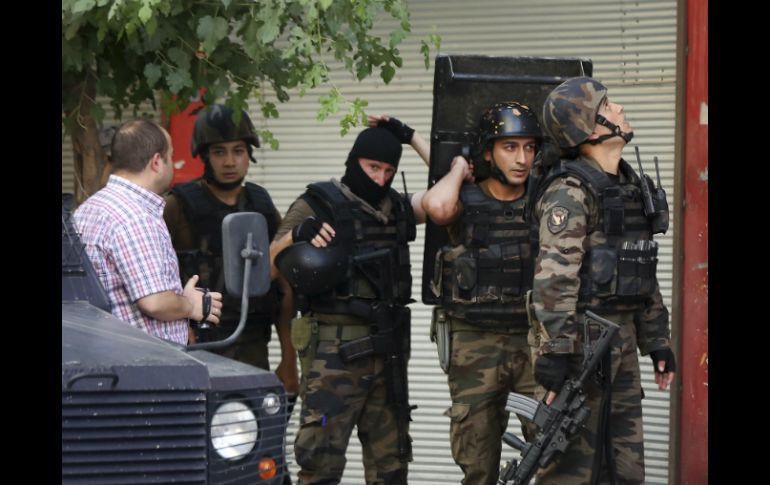 El tiroteo, resguardado por la armada turca, genera un nuevo brote de la violencia entre kurdos marxistas e islamistas. EFE / E. Tazegul