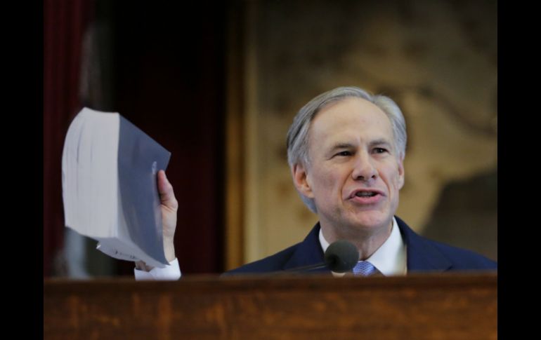 Greg Abbott asegura que Texas no se quedará de brazos cruzados mientras el gobierno federal no puede hacer su trabajo. AP / ARCHIVO