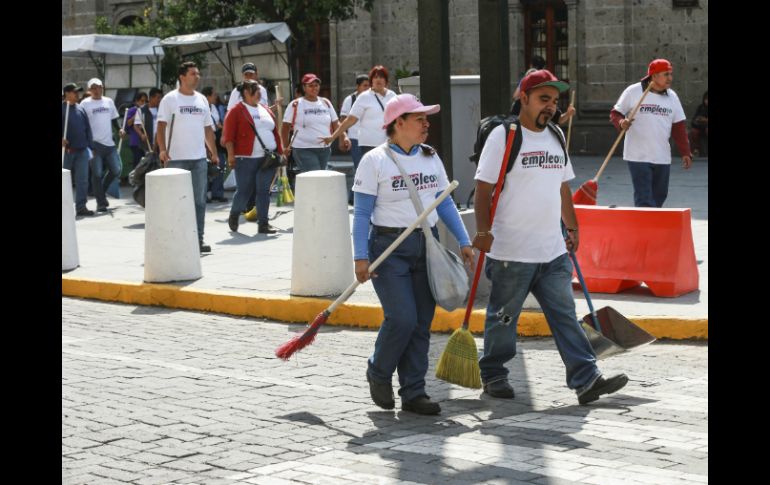 'Mano con Mano' brinda trabajo a alrededor de cuatro mil personas las cuales llevan a cabo labores de limpieza en la vía pública. EL INFORMADOR / ARCHIVO
