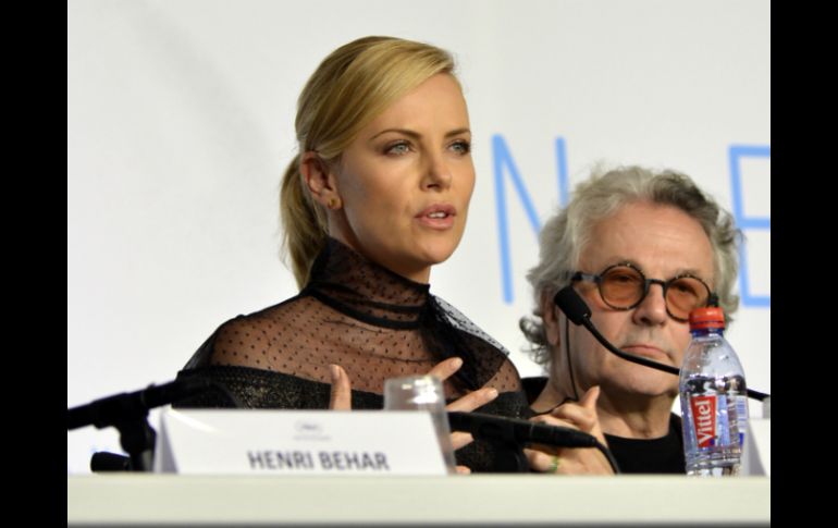Theron durante el estreno de la cinta 'Mad Max' en el festival de cine de Cannes, en compañía del director George Miller. NTX / ARCHIVO