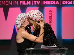 La amiga y paisana de Kidman (der.), Naomi Watts (izq.), besó a la actriz mientras ambas usaban gorros de ducha. AP / P. Hebert